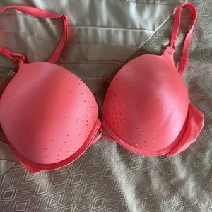 Victoria’s Secret bombshell push up bra
